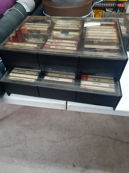 4 caixas com cassetes gravadas musicas varios artistas