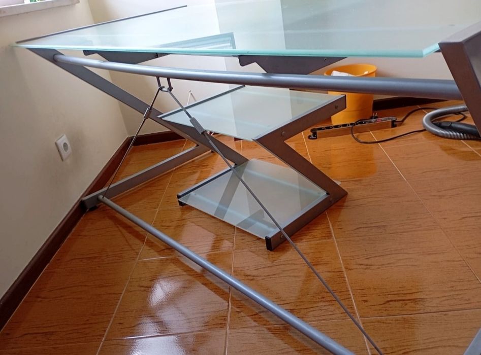 Conjunto Secretária e Mesa-Estante