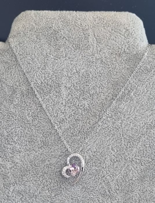 Colar prateado, em aço, com coração e cubo rosinha no centro. Extensor
