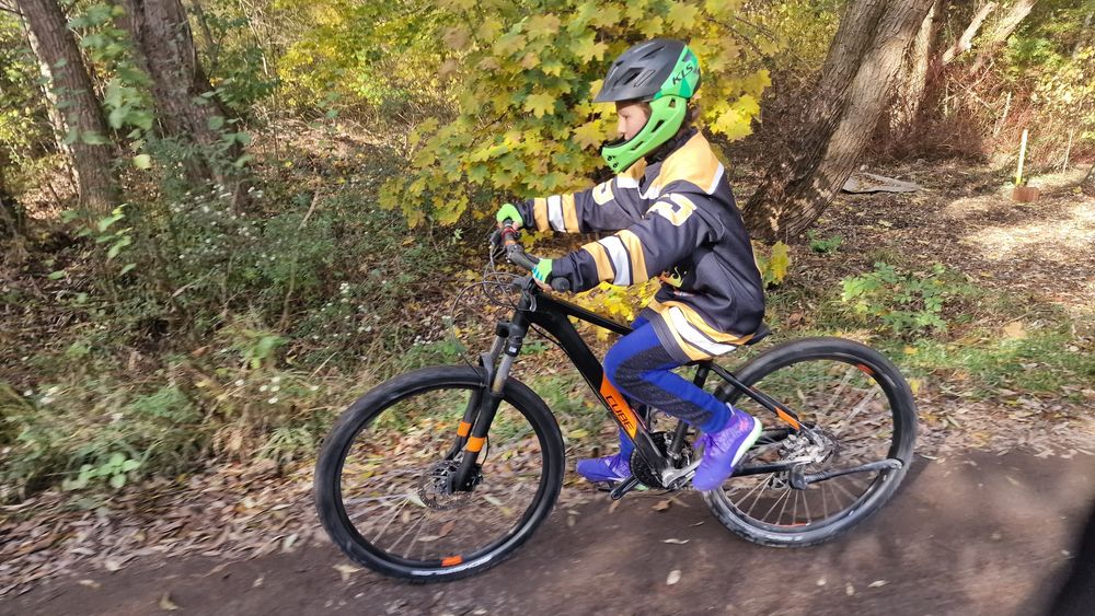 Rower Cube Aim Pro MTB 16' na kole 27 5