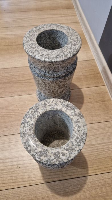 Wazony z granitu strzegom