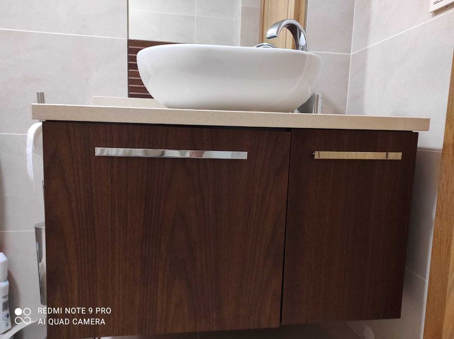 Móvel com lavatório suspenso com 2 portas