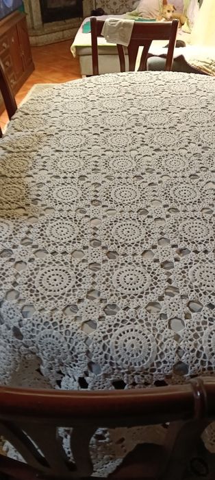 Toalha de mesa de renda 2.10 comprimento por 1.40. de  largura