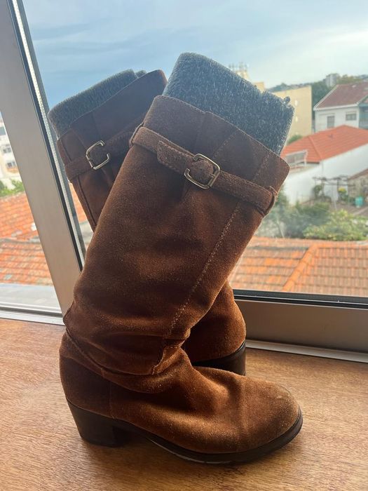 Botas de camurça com pequeno salto tamanho 40