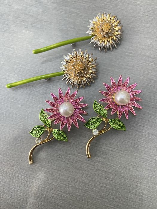 Броши різні квіти