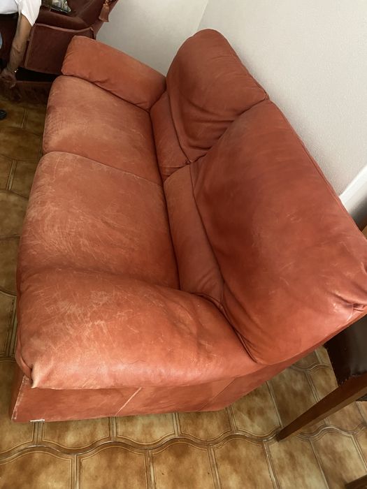 Sofá em pele vermelho Chateau d’ax