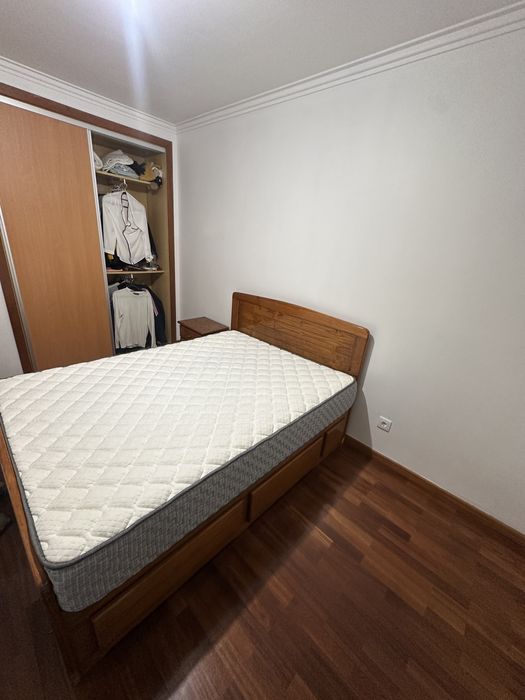 Cama de casal, Colchão e mesa de cabeceira