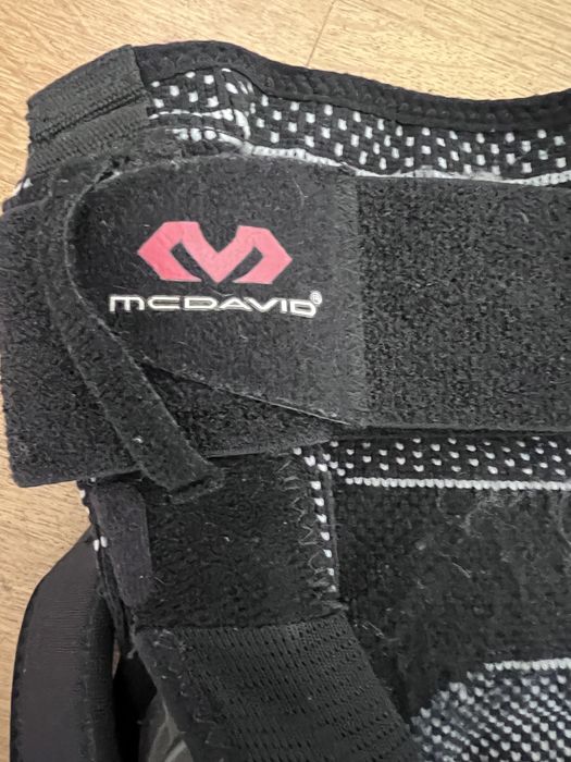 Joelheira McDavid Profissional com Dobradiças – Suporte Ligamentar