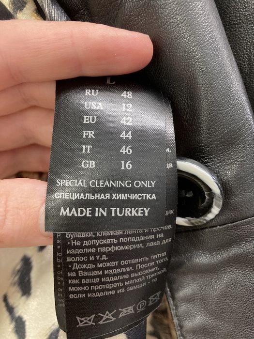 Жіноча шкіряна куртка