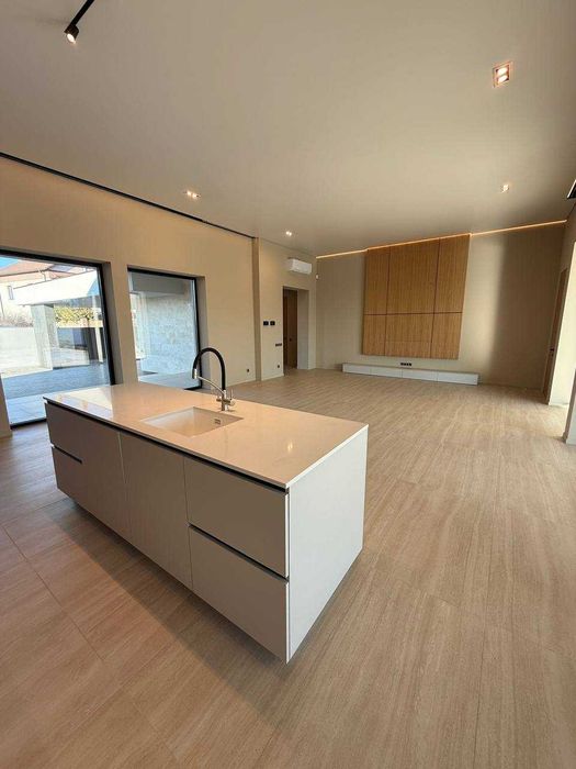 Новый 1-но этажный дом в Совиньоне, участок 10,66 соток, 185 кв.м.