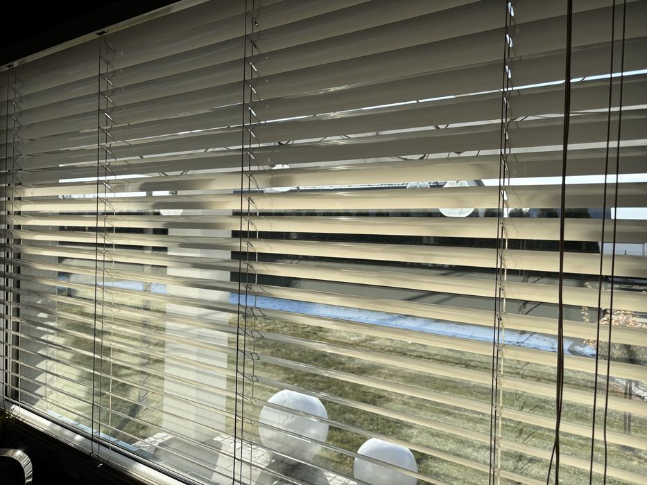 Żaluzje okienne aluminiowe wewnetrzne beżowe 50mm 180x120 i 110x120