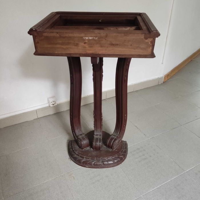 Mesinha ou coluna antiga toda trabalhada com gaveta sem tampo