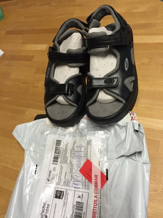 Sandálias pretas MBT