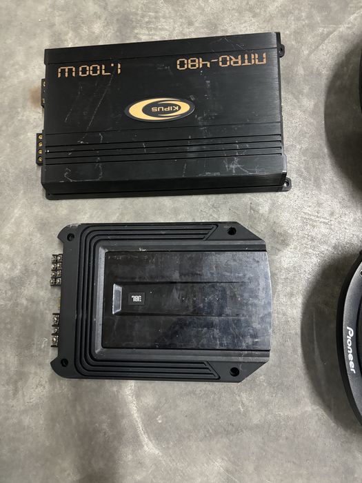 Título: Subwoofer + Amplificador + 2 Colunas para Carro – Bom Estado