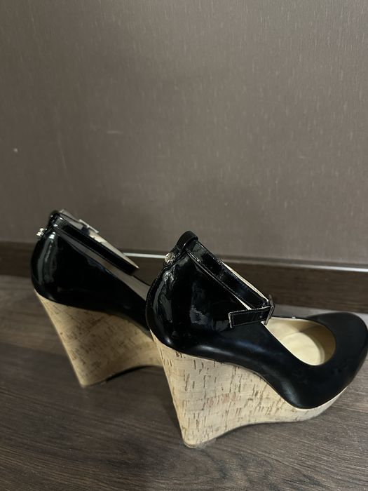 Шкіряні туфлі Guess на танкетці