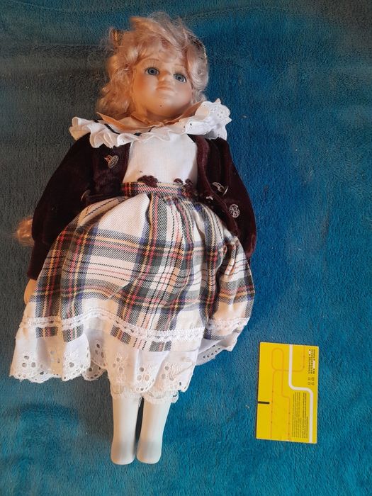 Bonecas de porcelana e de trajes tradicionais