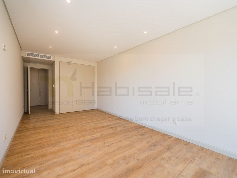 T2 com Terraço e Box em Condomínio de Luxo com Piscina, Ginásio e S...