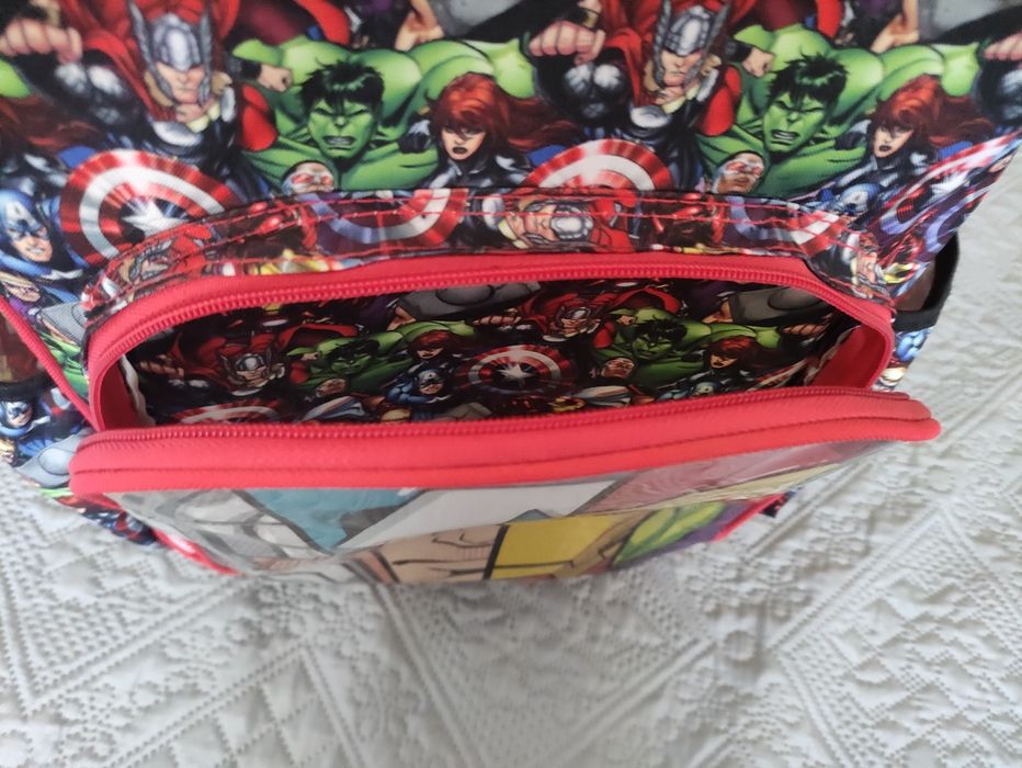 Mochila trolley avengers muito bom estado