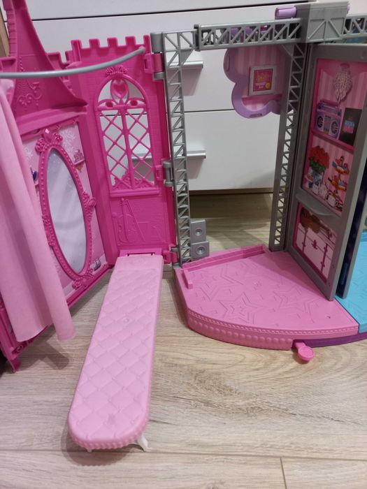 Sprzedam  składaną scenę Barbie .