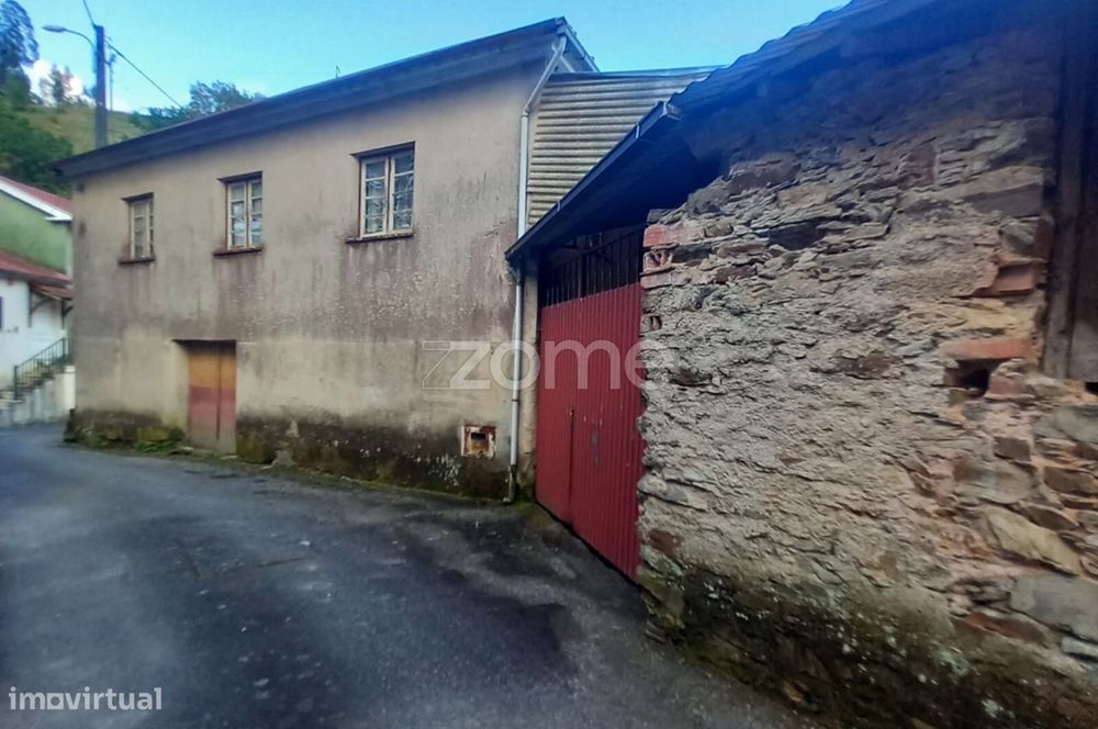 Casa para Remodelar com Logradouro em Trezoi, Mortágua