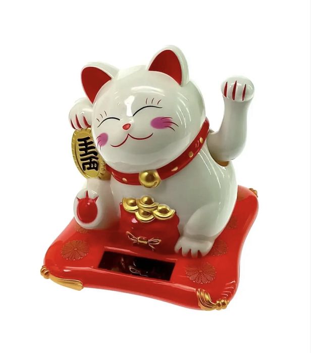 Кішка Манекі-неко на сонячній батареї з чашами багатства