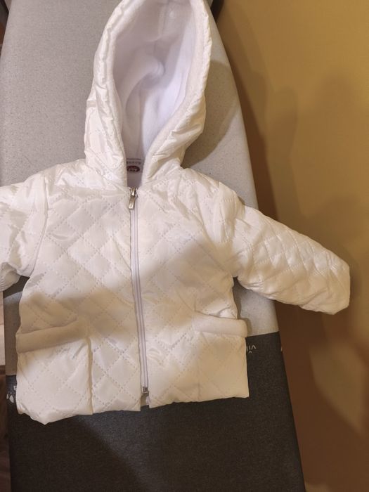 Biała kurtka niemowlęca