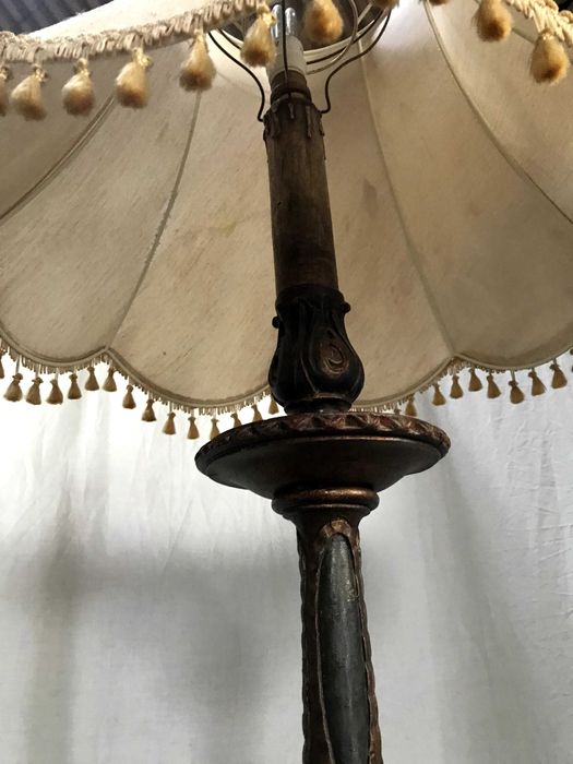 Candeeiro de pé antigo em Talha (adaptação de um castiçal de igreja)