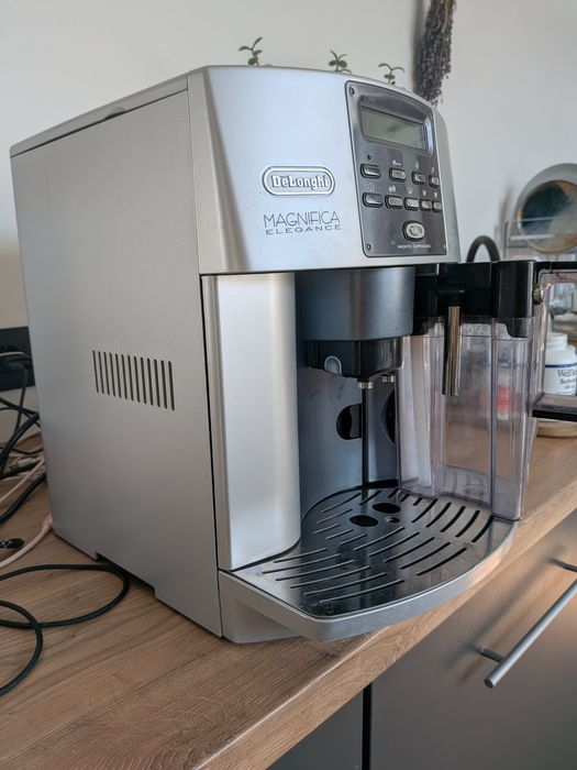 Кавоварка Кавомашина, кофемашина DeLonghi Magnifica Elegance