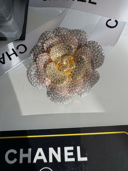 Piekna broszka Chanel