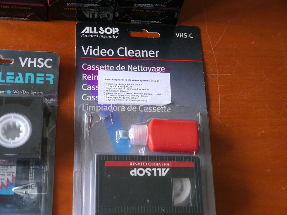 Komplet 26-ciu kaset VHS-C do kamer analogowych