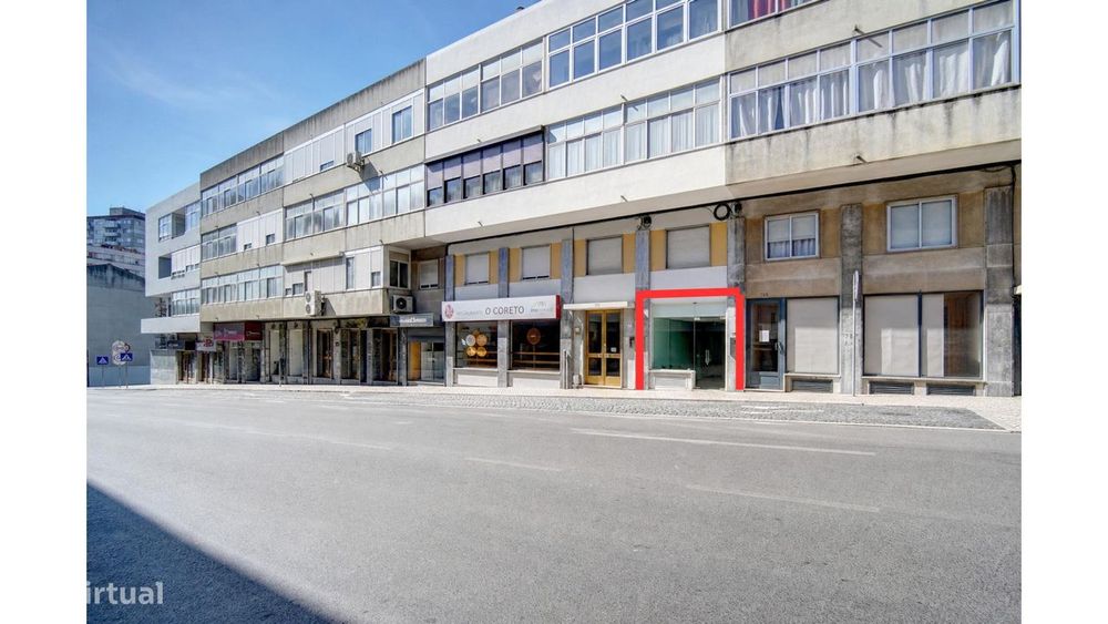 Loja com 149 m² de área total em Sacavém