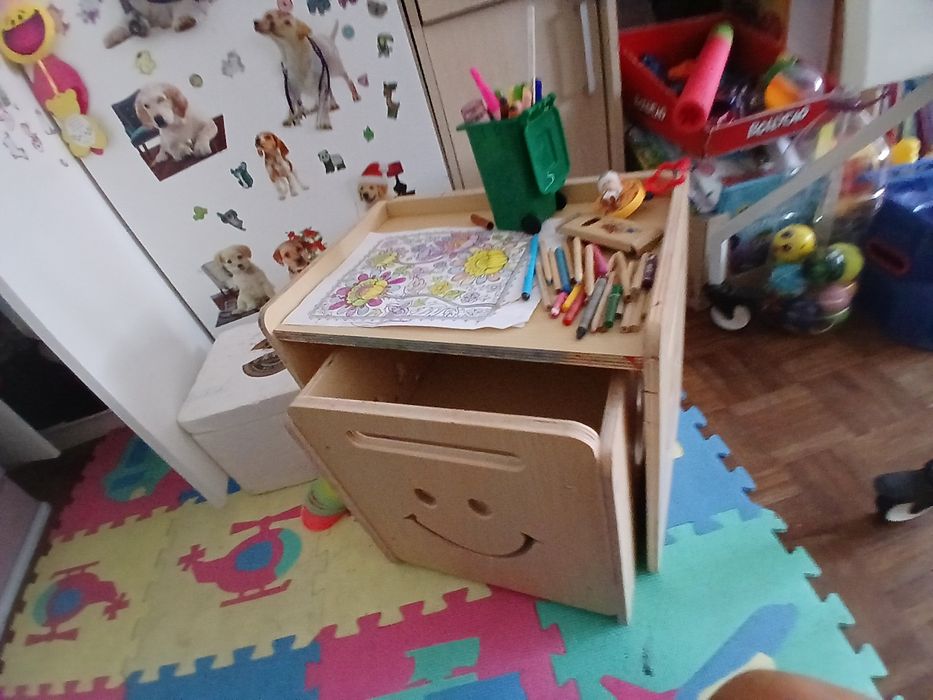 Mesa de pintar para pequenos com  banco