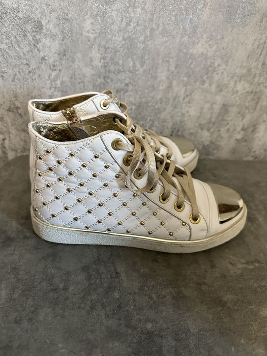 Кеди білого кольору з золотими металевими вставками