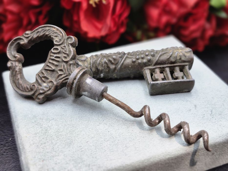 Stary otwieracz do butelek korkociąg