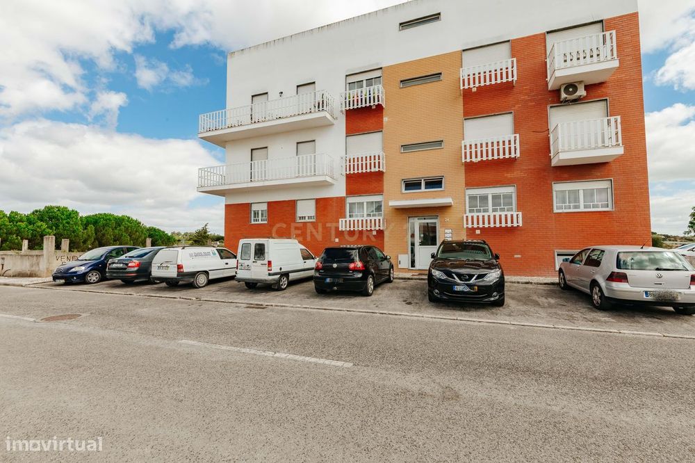Apartamento T2 em Azambuja com Lareira e Armazenamento