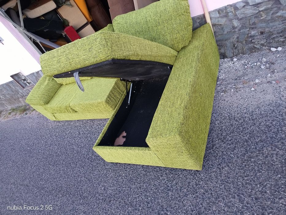 Sofa chaise longue com arrumacao e bancos deslizantes