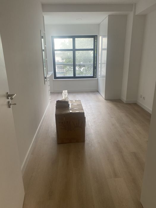 Arrenda-se T1 na Av Marques de Pombal