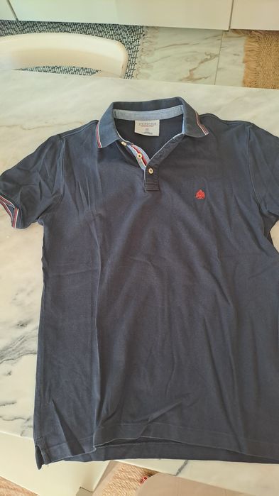 Polo azul escuro pormenores encarnado e ganga
