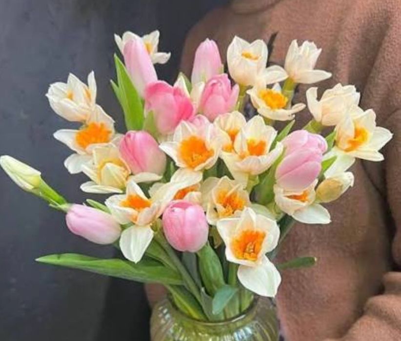 Тюльпани та нарциси у букеті
