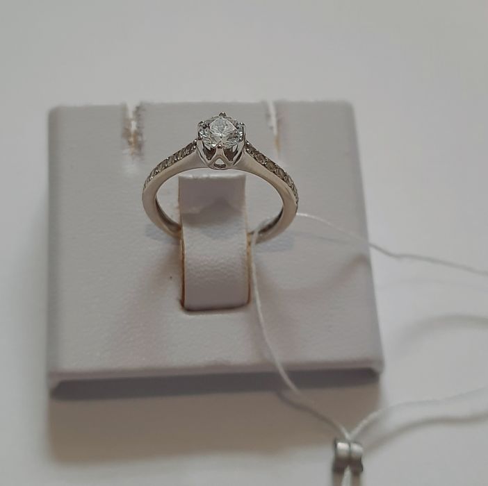 Колечко з білого золота 585 проби з фіанітами