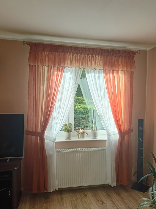 Dwa komplety dekoracji okiennej (firana +zasłony)