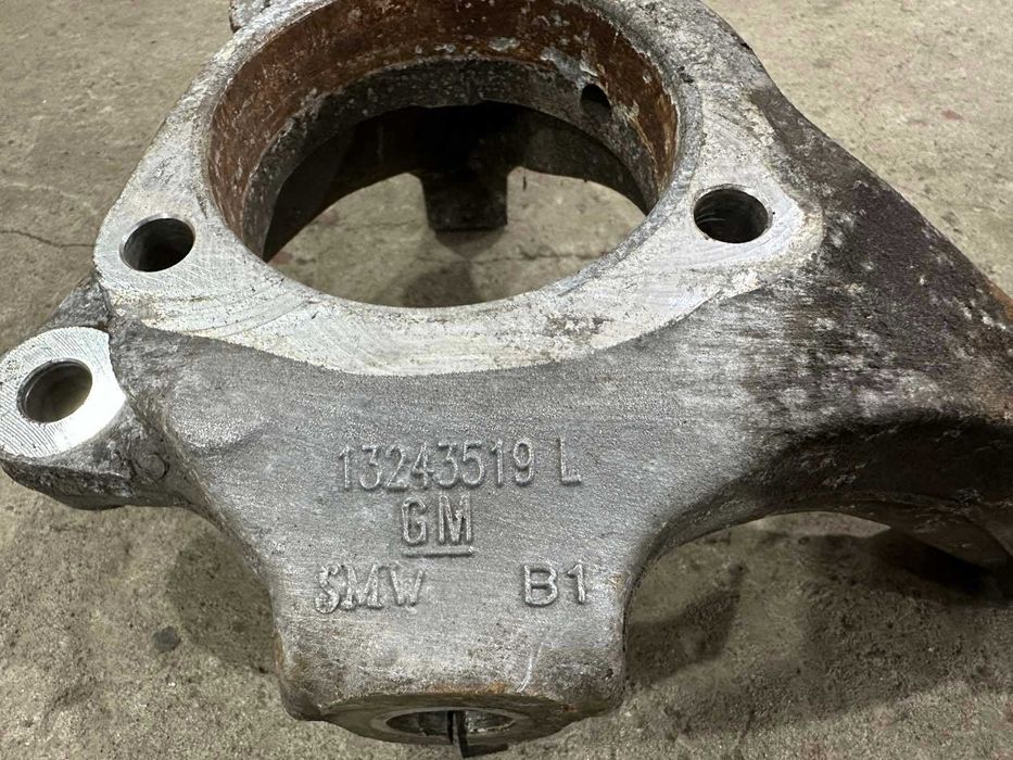 Кулак поворотный передный левий правый  OPEL INSIGNIA 2008-2013