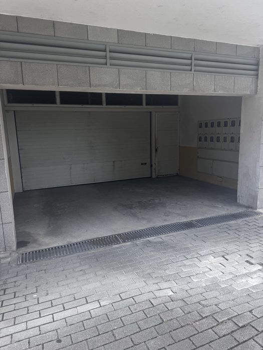 Arrenda-se garagem fechada com 23m2, em Guimarães.