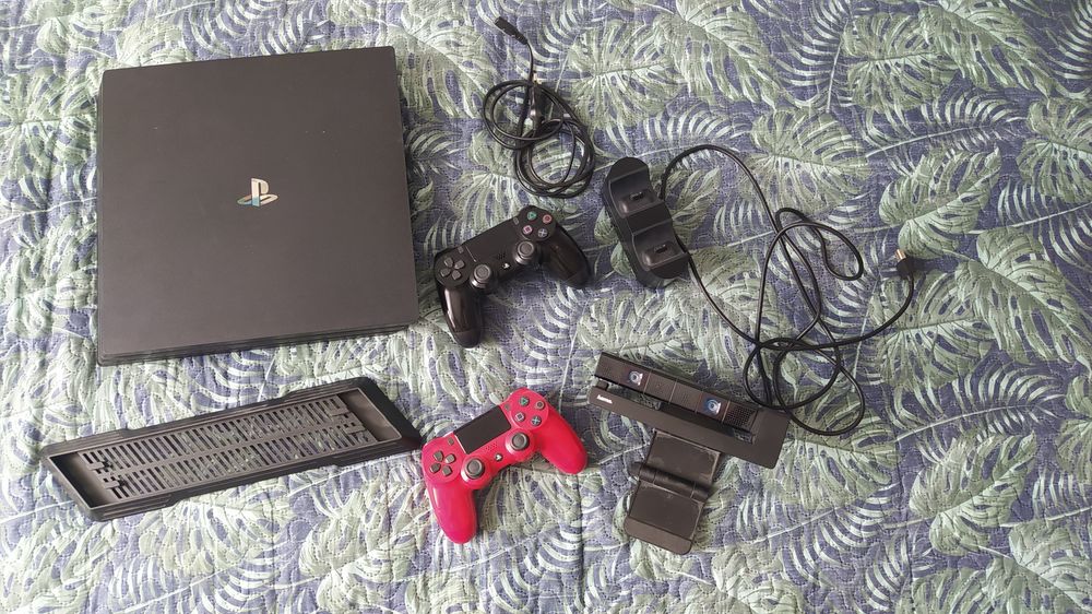Konsola ps4 1 tb stan bdb kamera 2 pady