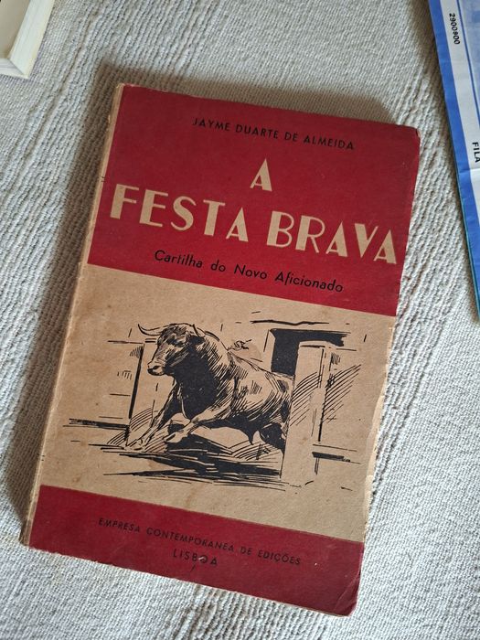 Dois livros antigos sobre Tauromaquia e oferta de 4 bilhetes antigos