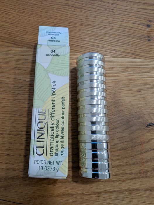 Pomadka do ust - CLINIQUE Dramatically Lipstick, 04 Canoodle