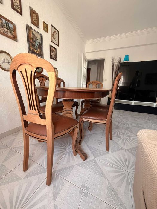 Mesa de Sala com 6 Cadeiras – 100€