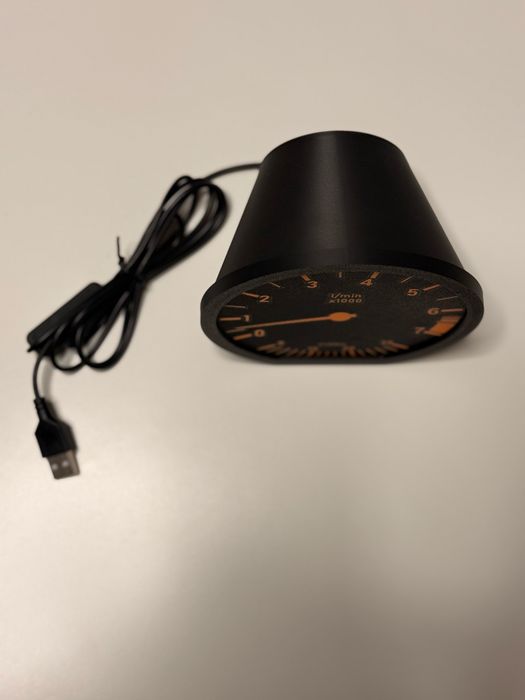 Lampka LED Inspirowana zegarami kultowej BMW E36 - idealna na prezent!