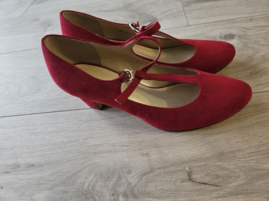 Czerwone buty na obcasie