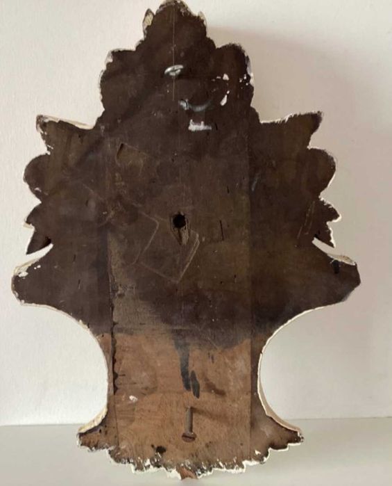 Pałacowy fronton-rzeźba z 19 wieku